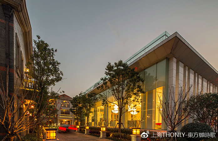 右边的玻璃房是即卖会会场